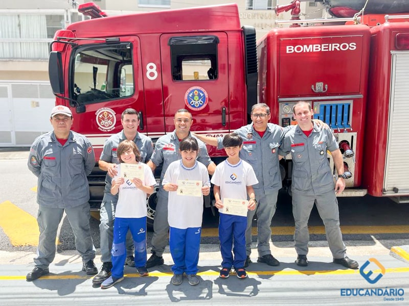 Projeto Bombeiro na Escola  -  4º e 8º anos  - Educandári...