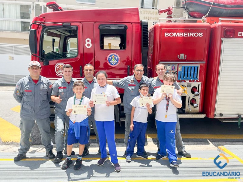 Projeto Bombeiro na Escola  -  4º e 8º anos  - Educandári...